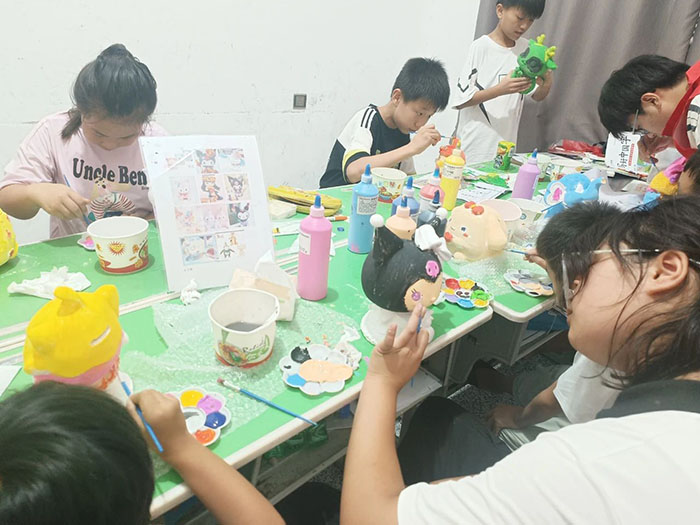 袁集鎮窯前村開展2023年“巧手童心繪夢·共筑七彩童年”DIY石膏涂鴉彩繪活動